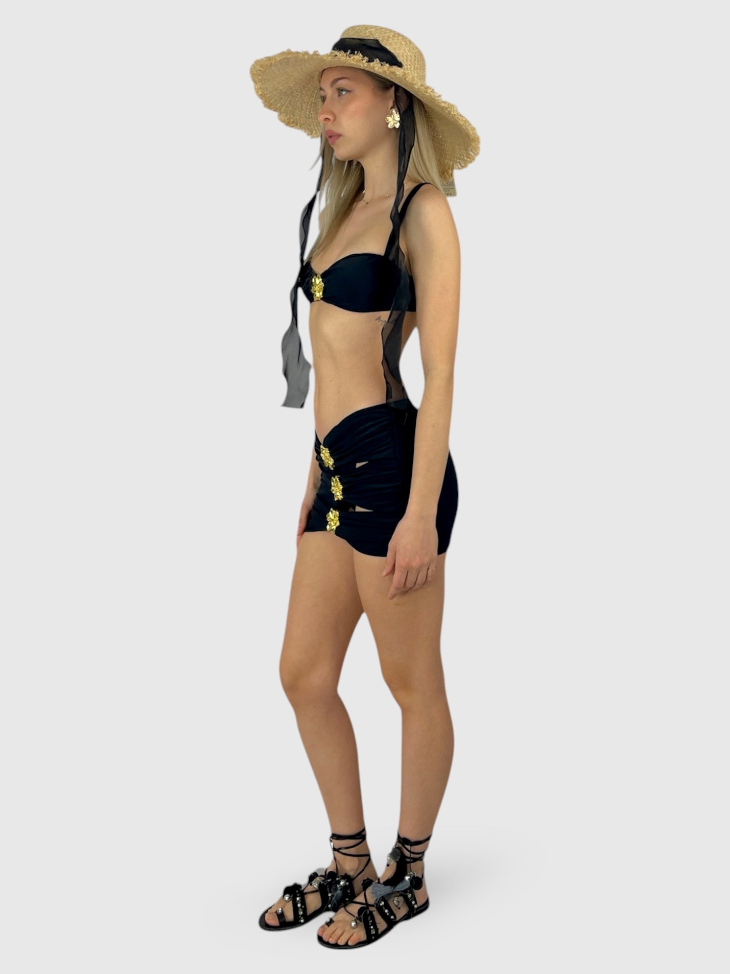 Costume Tre Pezzi Cut-Out con Applicazioni Floreali Oro