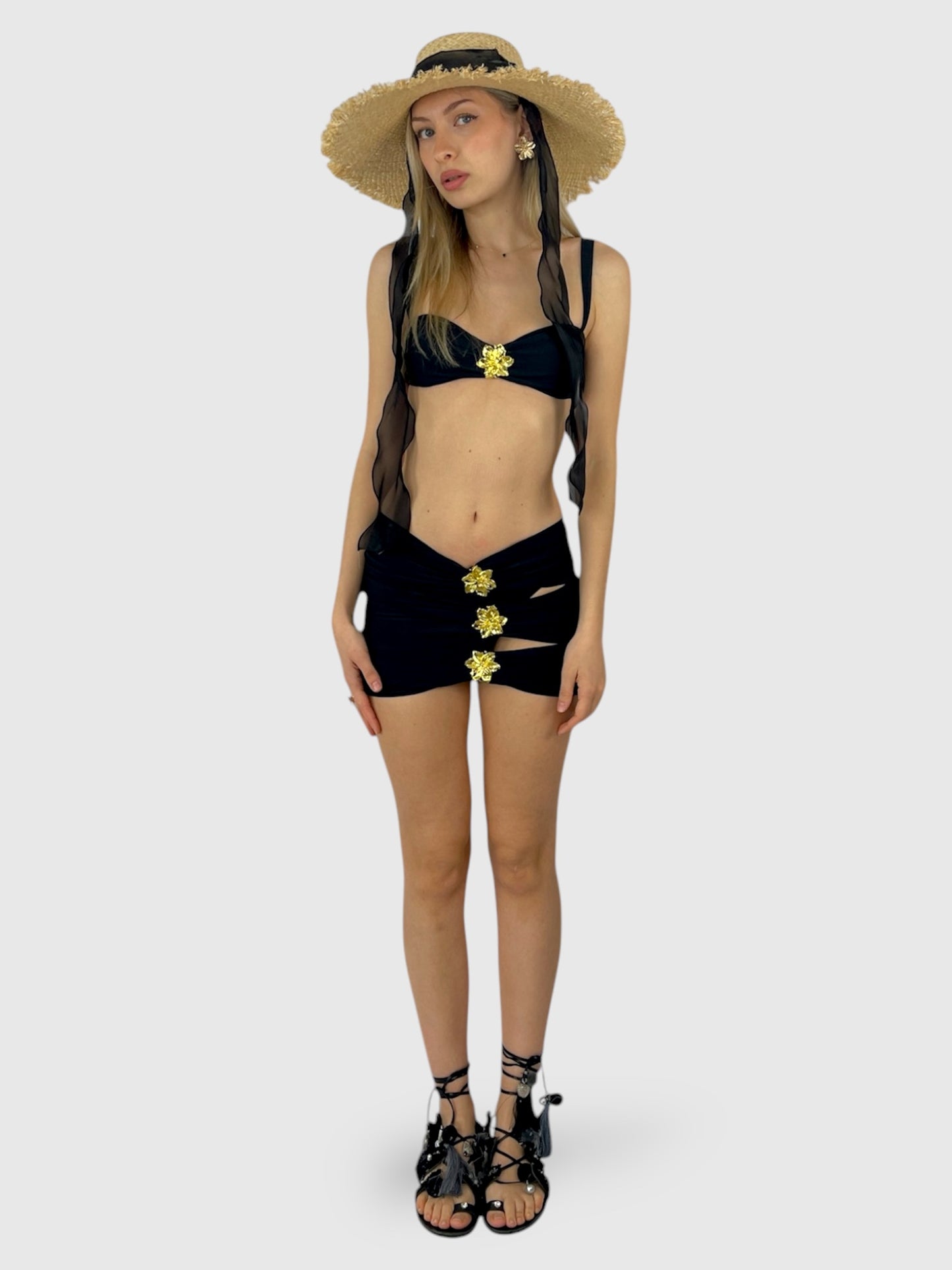 Costume Tre Pezzi Cut-Out con Applicazioni Floreali Oro