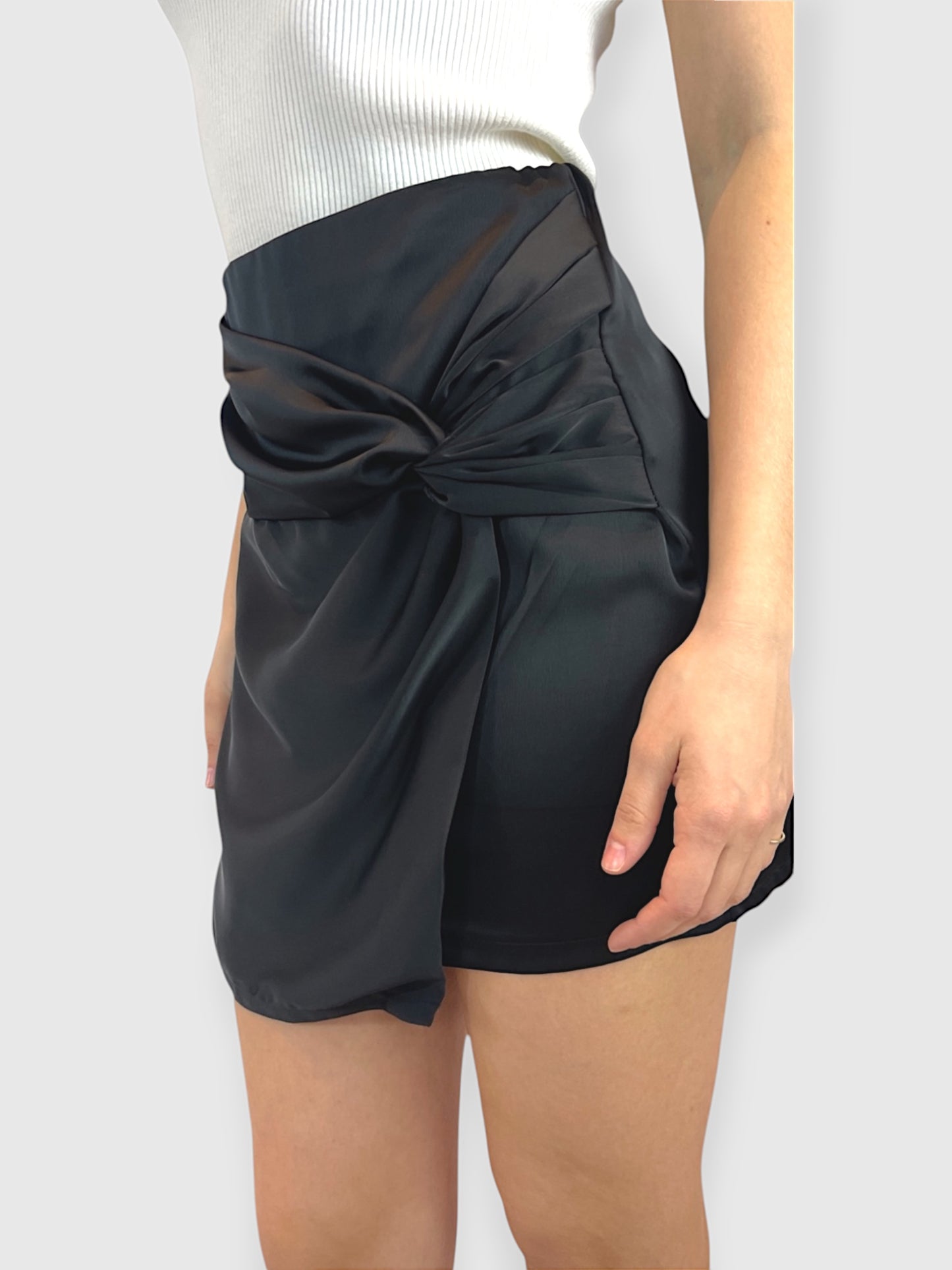 Gonna drappeggiata in satin con nodo laterale e zip sul retro