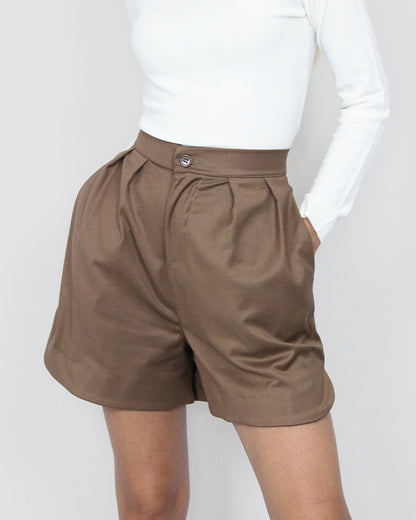 Shorts donna con pieghe marrone