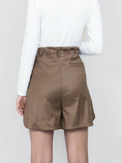 Shorts donna con pieghe marrone