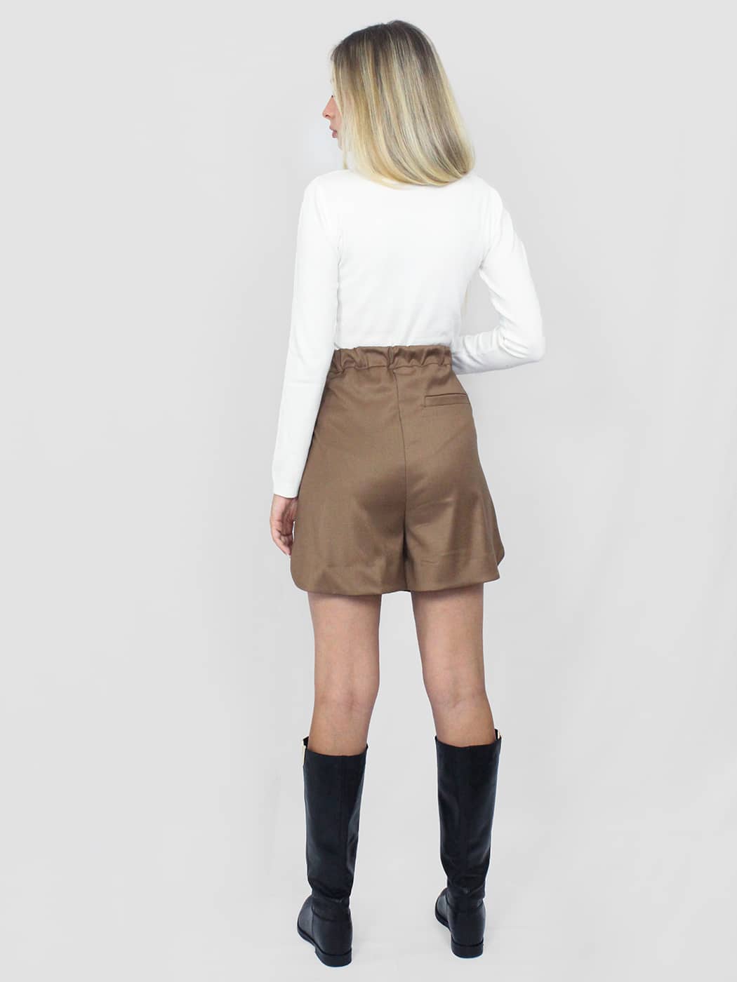 Shorts donna con pieghe marrone