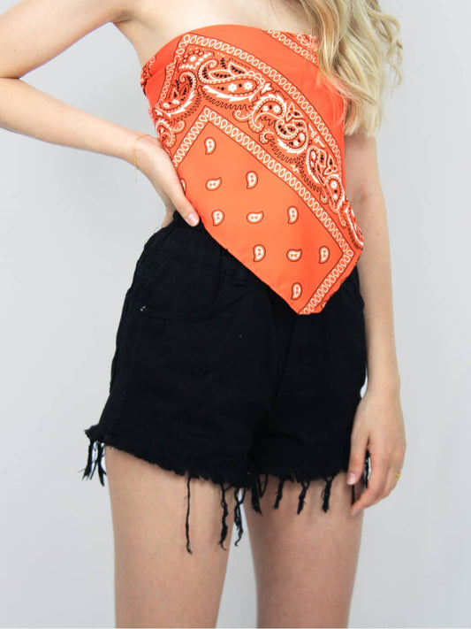 Short sfrangiato in denim nero