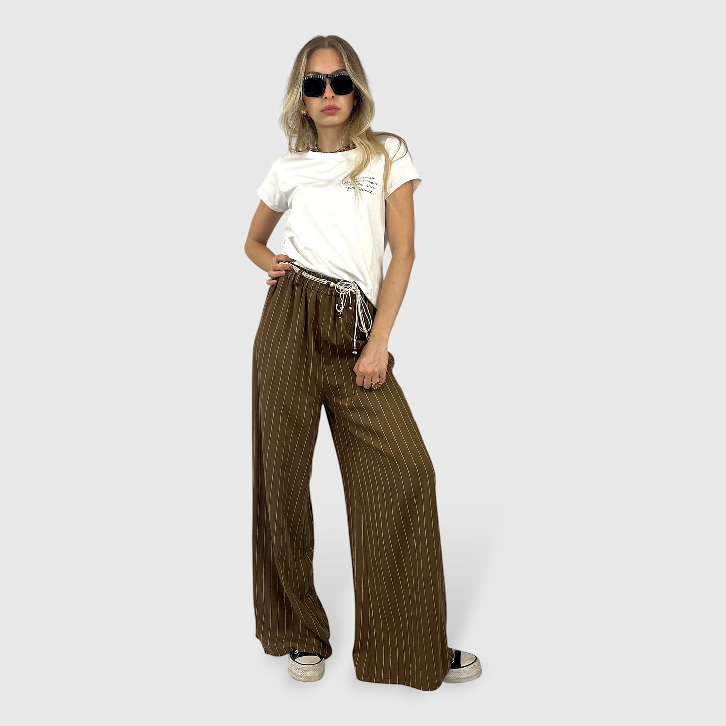 T-shirt Bianca in Cotone con Scritta Ricamata "Pensavo fosse amore invece era gintonic"