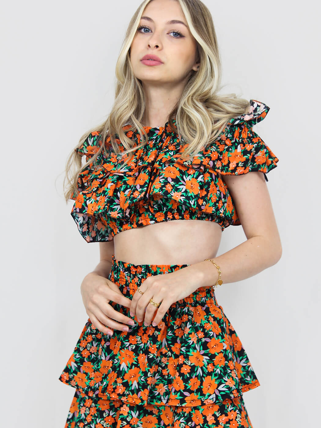 Crop top fantasia floreale con volant