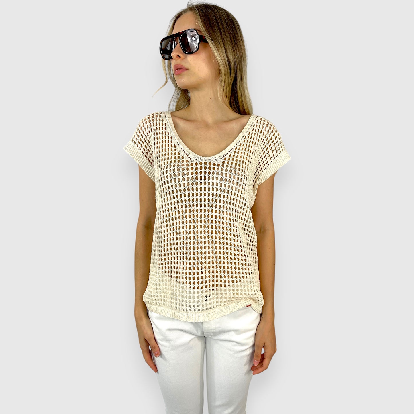 Top Donna in Maglia Rete Beige Smanicato con Scollo a V
