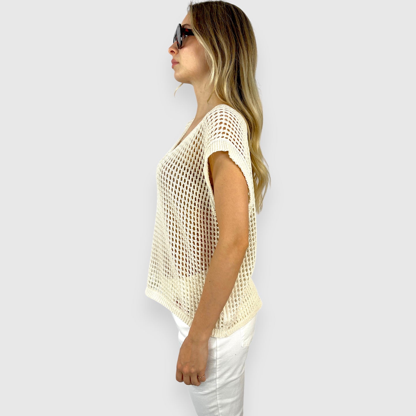 Top Donna in Maglia Rete Beige Smanicato con Scollo a V