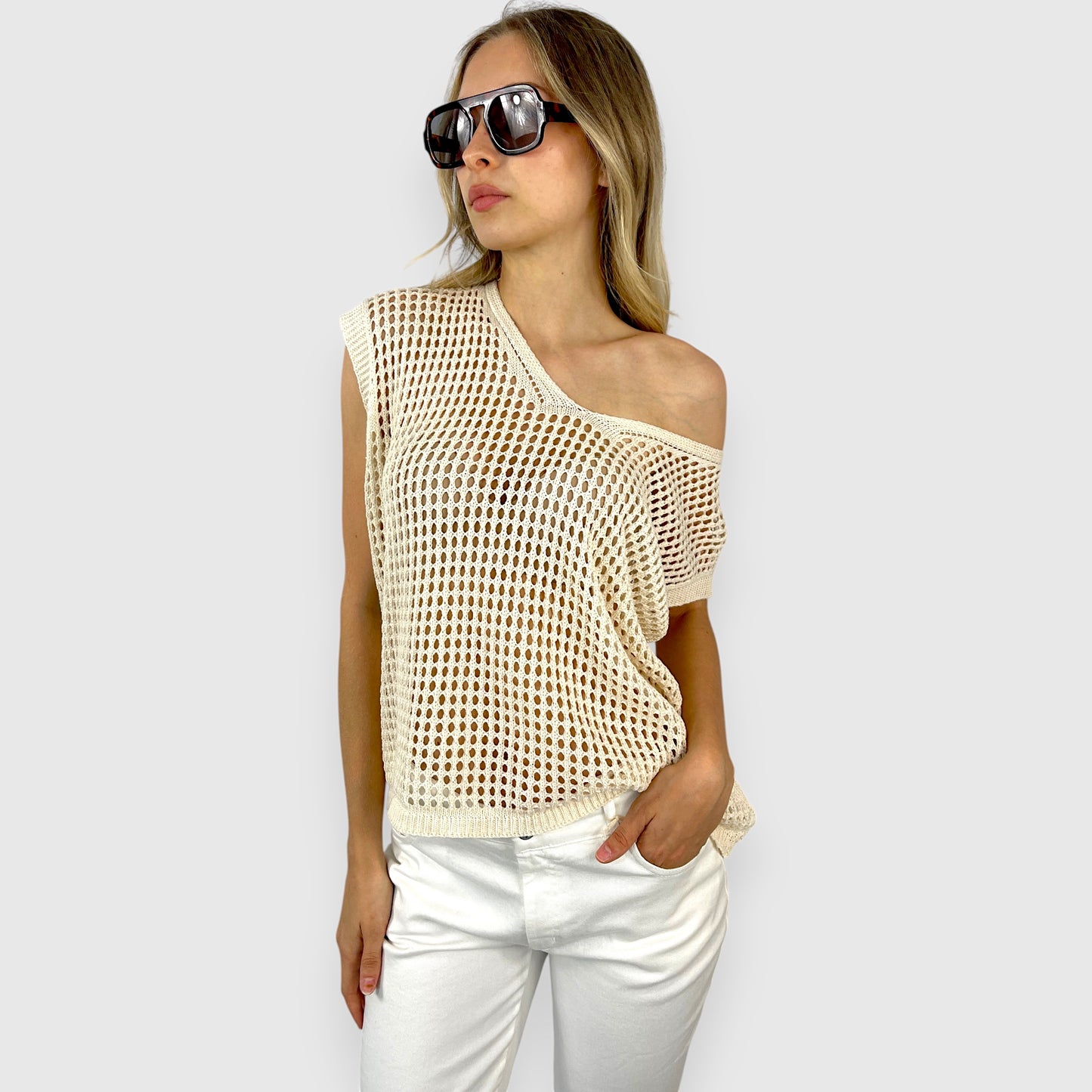 Top Donna in Maglia Rete Beige Smanicato con Scollo a V