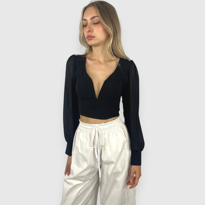 Top crop con scollo profondo e maniche in voile