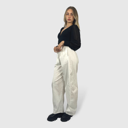 Top crop con scollo profondo e maniche in voile