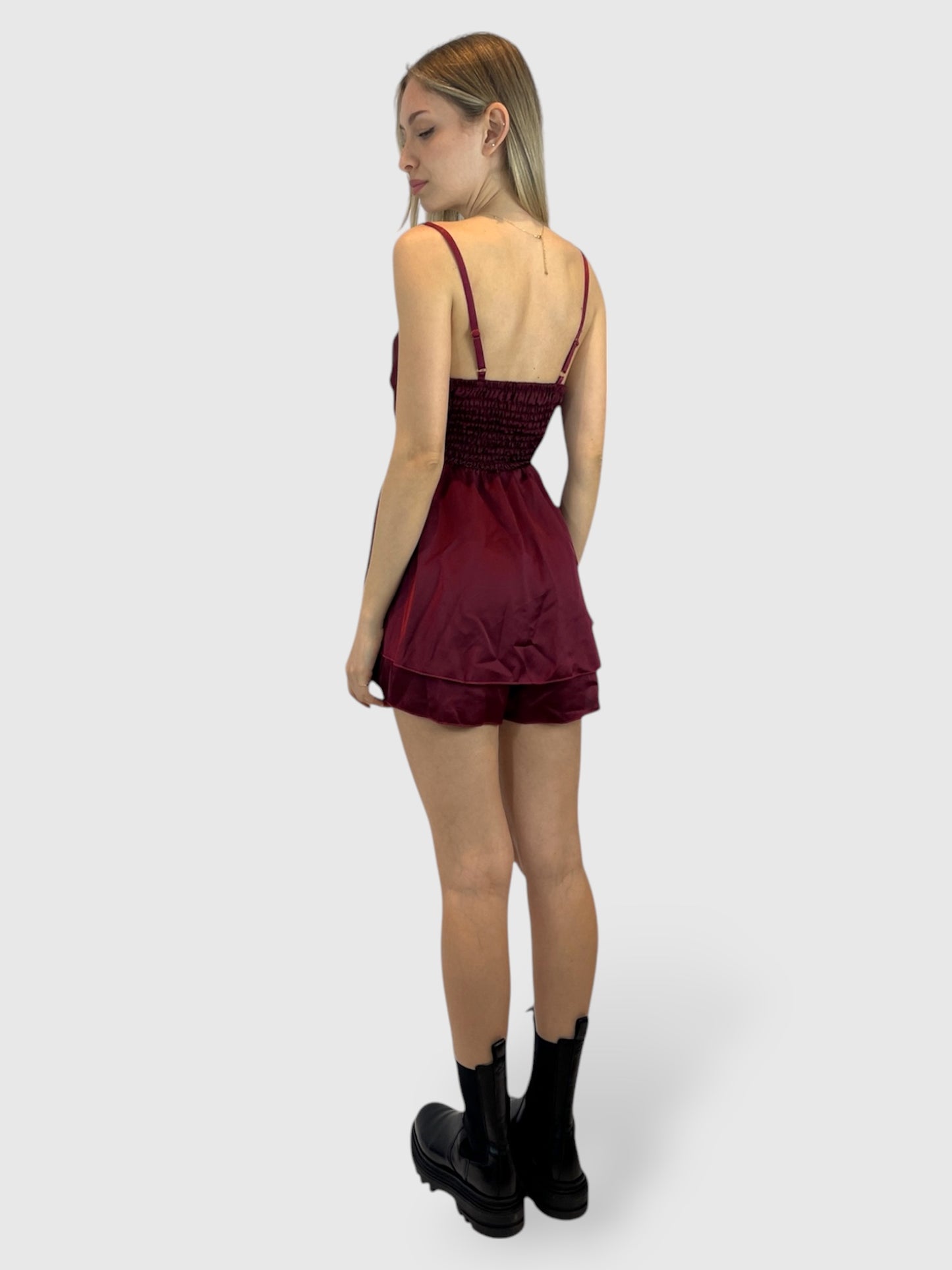 Tuta corta bordeaux in chiffon con top drappeggiato e schiena elasticizzata