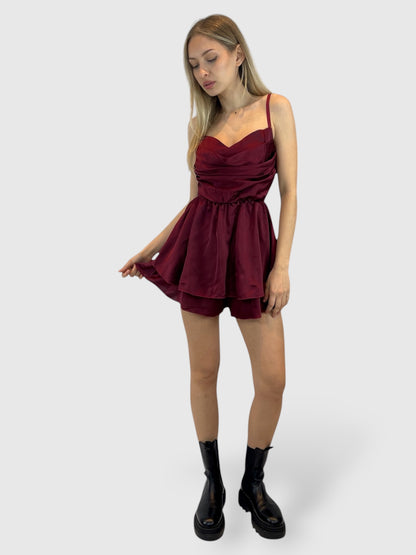 Tuta corta bordeaux in chiffon con top drappeggiato e schiena elasticizzata