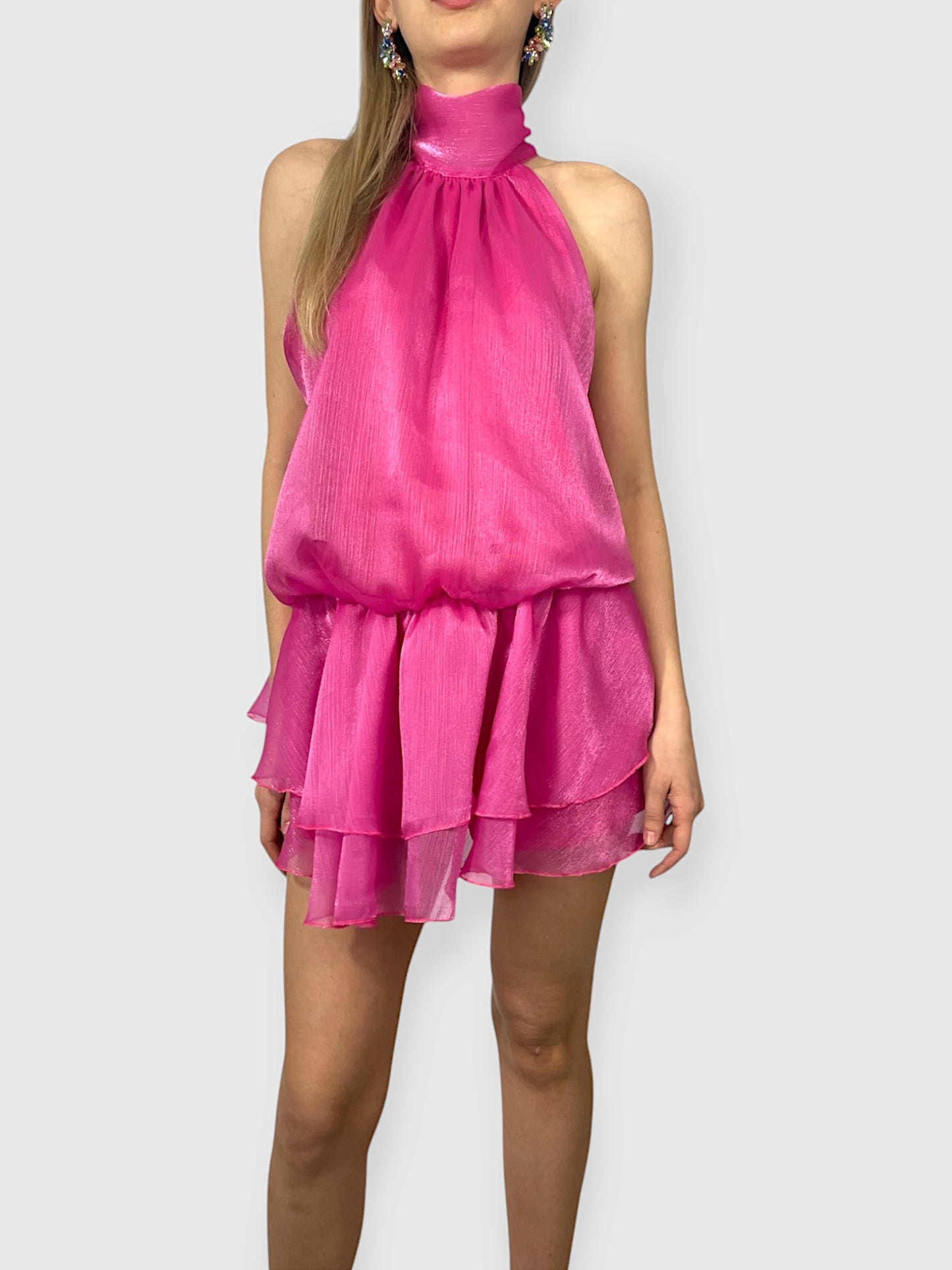 Tuta corta in organza con collo all'americana e fiocco posteriore