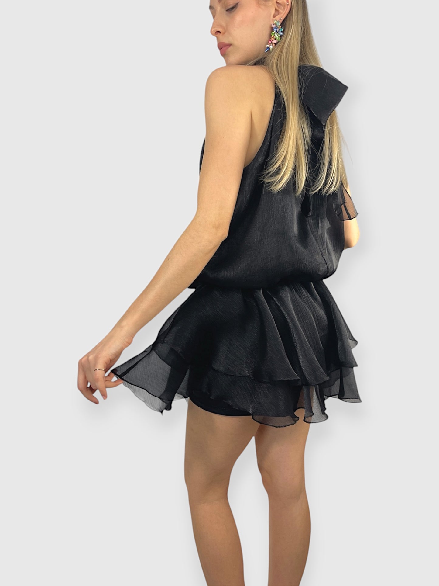 Tuta corta in organza con collo all'americana e fiocco posteriore
