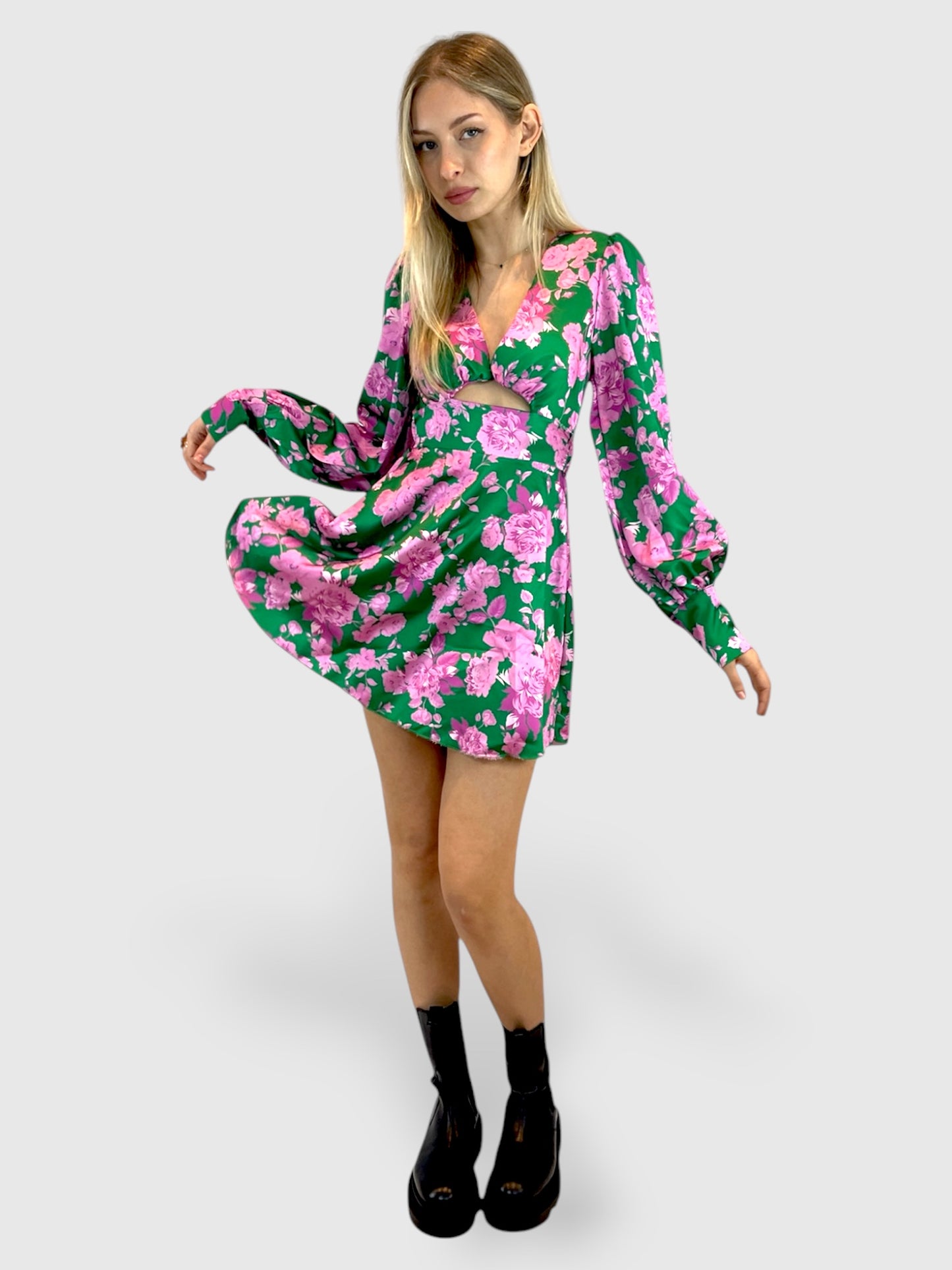 Abito corto floreale con maniche lunghe e cut-out frontale