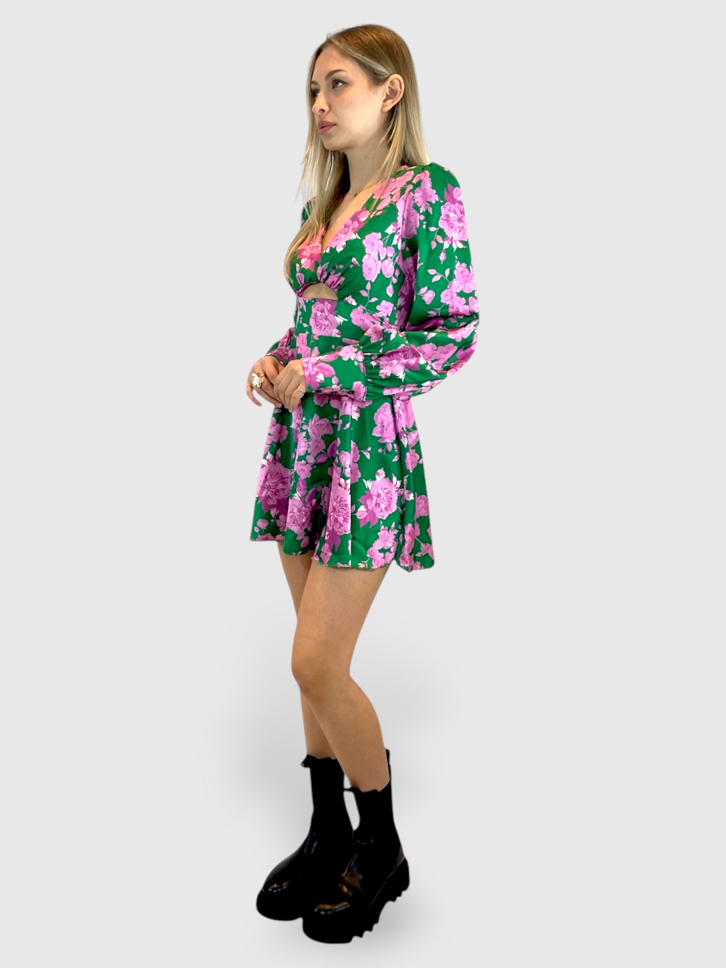 Abito corto floreale con maniche lunghe e cut-out frontale